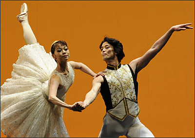  Mizuka Ueno und  Naoki Takagishi in Cinderella