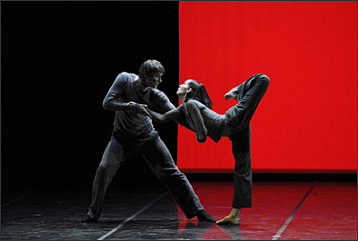 Dmitry Semionov   und    Beatrice Knop mit dem Intimate Distance Duett 