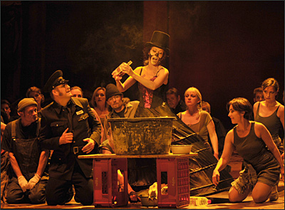 Stella Doufexis und ensemble in der Oper Carmen an der Komischen Oper Berlin