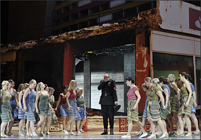 Oper Carmen an der Komischen Oper Berlin - Ensemblefoto