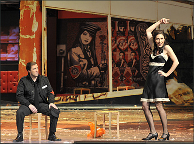 Timothy Richards als Don José und Stella Doufexis als Carmen