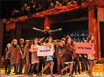 Oper Carmen an der Komischen Oper Berlin - Theaterfotos aus Berlin