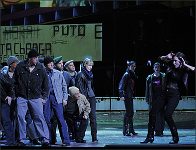 Ensemble in der Oper Carmen an der Komischen Oper Berlin