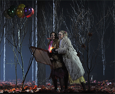 Theaterfoto Julia Giebel und Ina Kringelborn