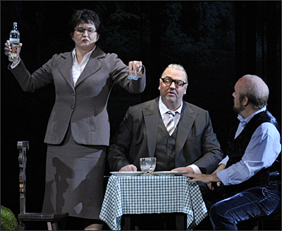 Agnes Zwierko, Pavlo Hunka und Oskar Hillebrandt in der Oper Die verkaufte Braut