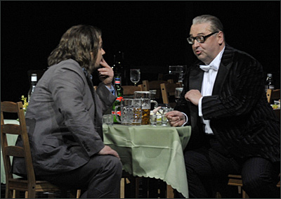 Burkhard Fritz als Jeník und Pavlo Hunka als Kecal in der Oper Die verkaufte Braut an der Staatsoper Berlin