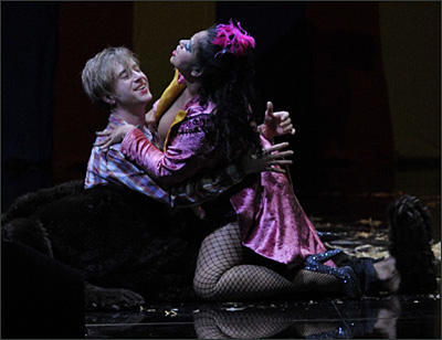 Burkhard Fritz als Jeník und Adriane Queiroz und Esmeralda