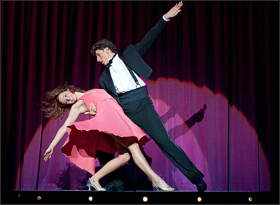 Jenny Bach und Dániel Rákasz in Dirty Dancing