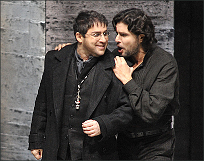 Boaz Daniel und Massimo Giordano >in der Oper Don Carlo