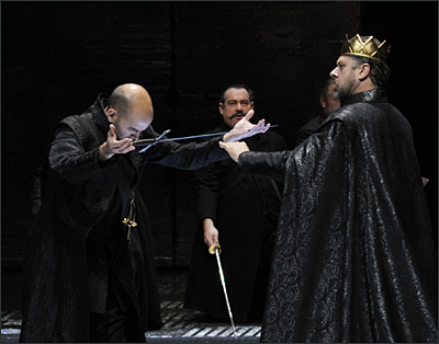 Matthew Peña und Roberto Scandiuzzi in der Oper Don Carlo