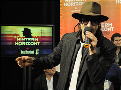 Serkan Kaya als Udo Lindenberg
