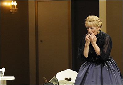 Operette Im Wei&szlig;en R&ouml;&szlig;l Szenenfoto mit Dagmar Manzel