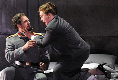 Szenenfoto aus der Oper Macbeth mit Thomas J. Mayer und  Anna Smirnova