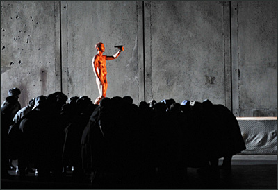Oper Macbeth mit einem blutverschmierten Nackten