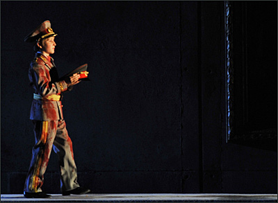 Oper Macbeth - Junge in einer Diktatur