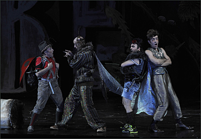 Szenenfoto asu der Komischen Oper mit Peter Renz, Horst Lamnek, Matthias Siddhartha Otto und Marko Spehar