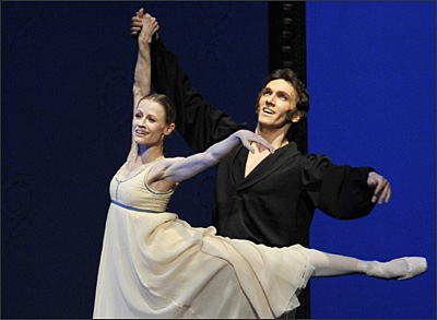 Nadja Saidakova und  Mikhail Kaniskin in Onegin