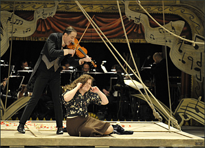Stefan Kurt als Orpheus und Evelin Novak als Eurydice