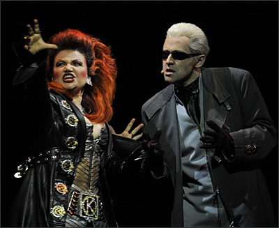 Brigitte Oelke und Reinwals Kranner in We Will Rock You