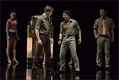 West Side Story mit Liam Tobin als Tony und Andy Jones als Riff