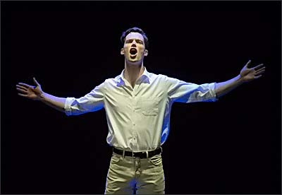 Liam Tobin als Tony in West Side Story