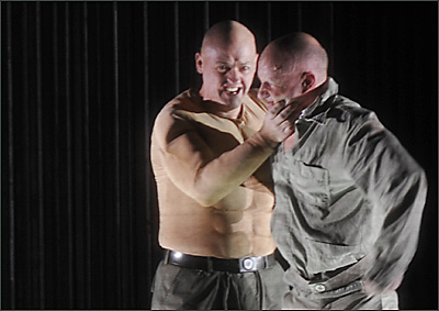 John Daszak als Tambourmajor und Roman Trekel als Wozzeck