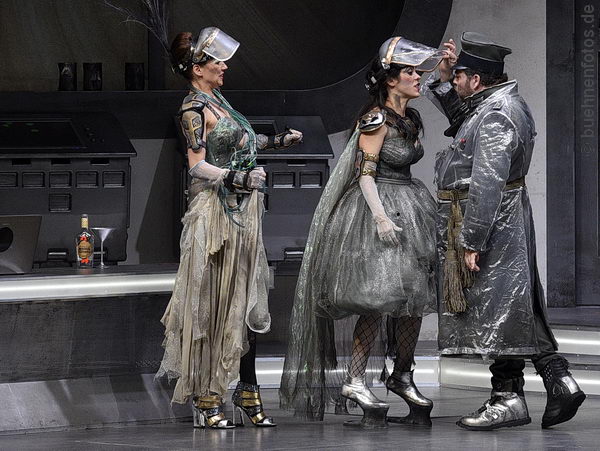 Operette Die Fledermaus - Deutsche Oper Berlin - Premiere 28. Ap